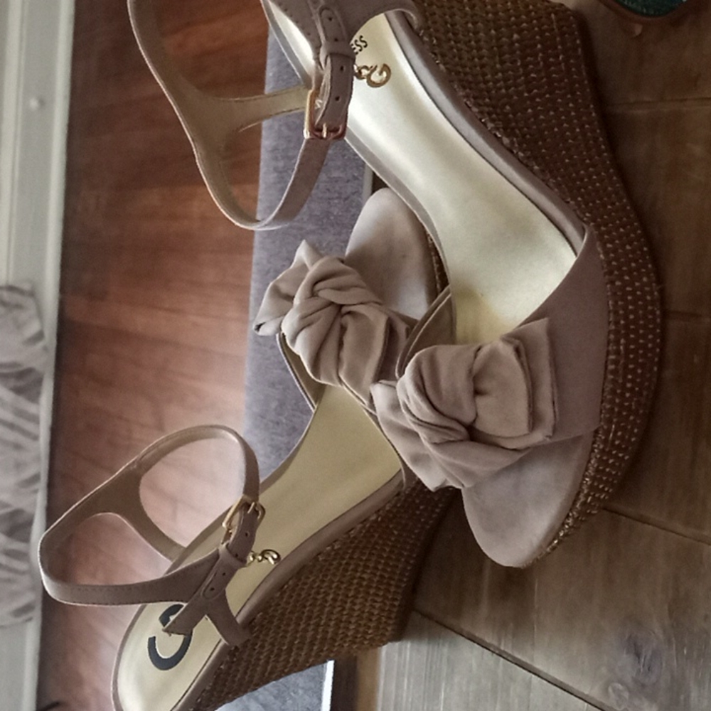 Guess Ladies Tan/Gold Wedge Sandal, Size 8 (GUC)